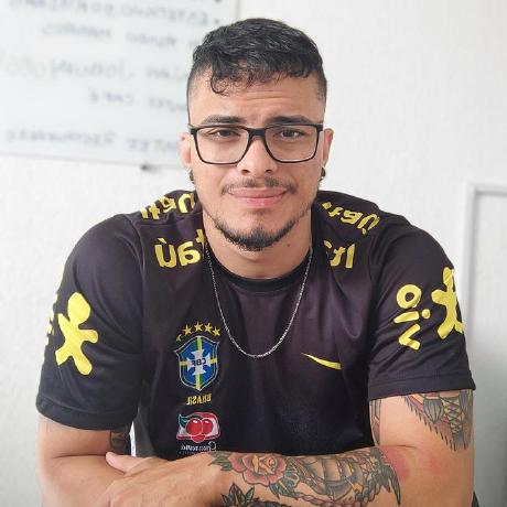 Henrique Maciel sorrindo, usando óculos e camisa preta